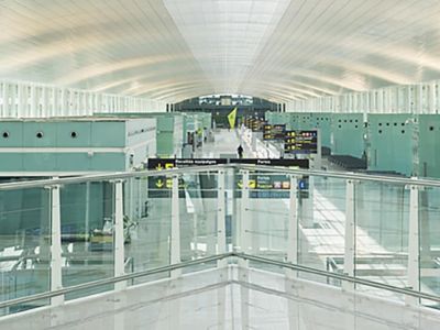 Nuevo Aeropuerto de BArcelona T1, obra del Arquitecto Ricardo Bofill. Interior de la terminal zona embarque y comercial,