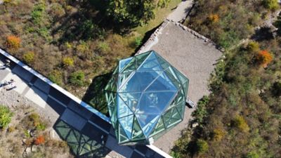 Glass rock made with Saflex FlySafe 3D PVB interlayers in 9-mm shiny sequin