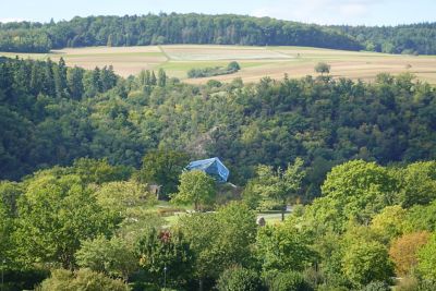 Glass rock made with Saflex FlySafe 3D PVB interlayers in 9-mm shiny sequin