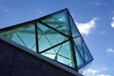 Glass rock made with Saflex FlySafe 3D PVB interlayers in 9-mm shiny sequin