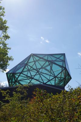 Glass rock made with Saflex FlySafe 3D PVB interlayers in 9-mm shiny sequin