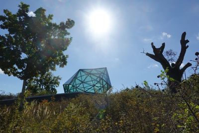 Glass rock made with Saflex FlySafe 3D PVB interlayers in 9-mm shiny sequin