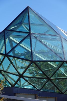 Glass rock made with Saflex FlySafe 3D PVB interlayers in 9-mm shiny sequin