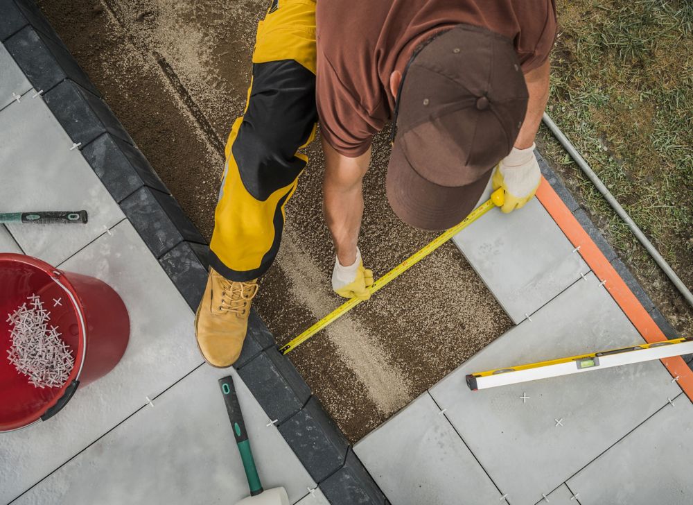 A person measures a surface area.  