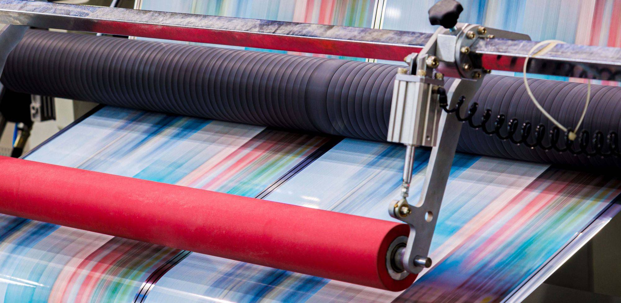 An automatic printing machine prints gradient images. 