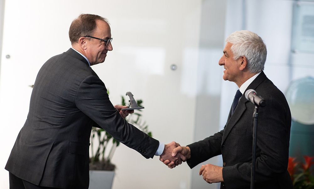 El vicepresidente ejecutivo de Eastman, Brad Lich, da la mano al presidente de Francia, Herve Morin. 