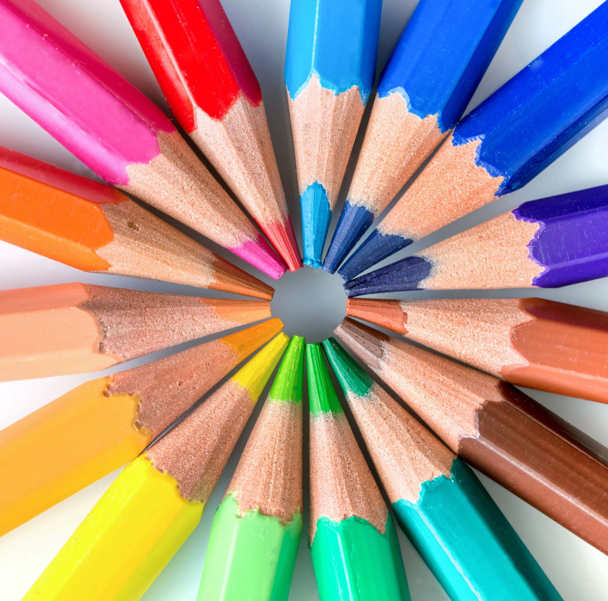 Colored pencils lying in a circle. 