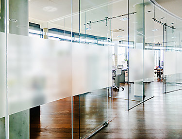 Película decorativa com faixas usada em um ambiente de escritórios  