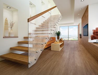 Une pellicule décorative ajoute de la profondeur et de la texture à un escalier de maison. 