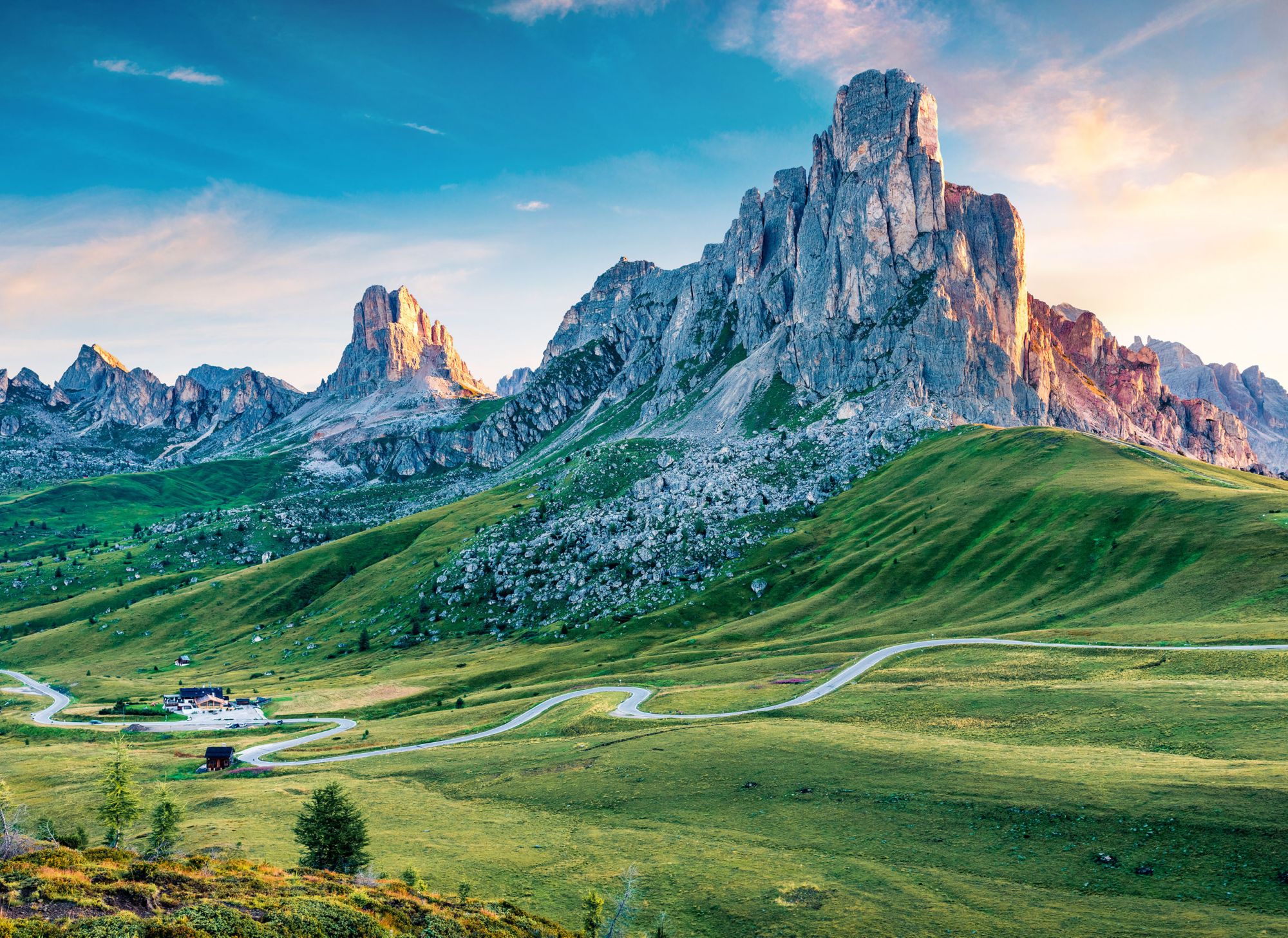 Alpes dolomitas al amanecer 