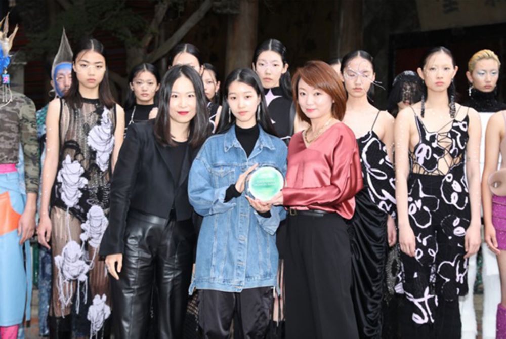 Award-winner Hanqing Ding shows off her award with Yijia Du (left) and Karen Yang (right) 