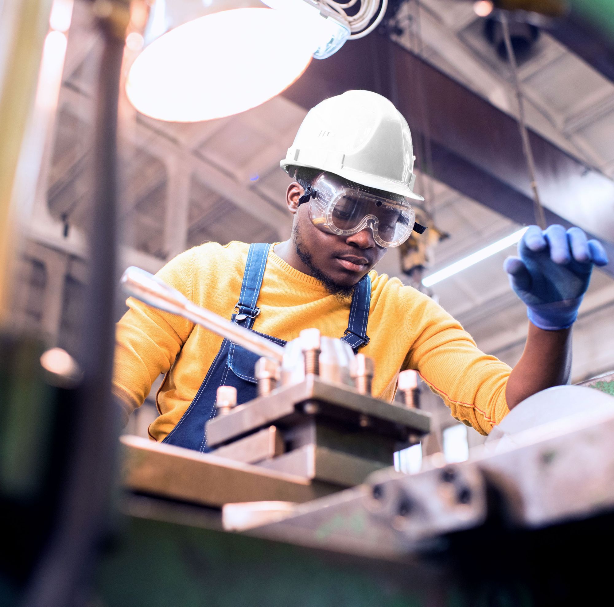 Hombre trabajando en una planta de fabricación 