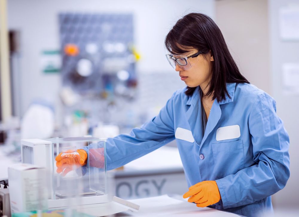 An Eastman scientist tests Tritan materials in the lab. 