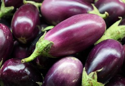 A pile of purple eggplants 