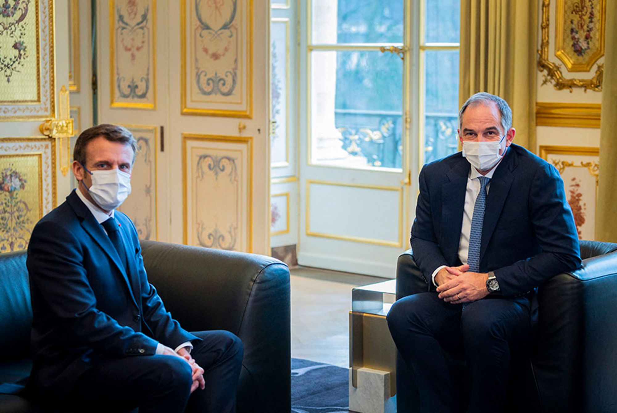Emmanuel Macron. President of France, and Mark Costa, CEO of Eastman, posing for a photo 