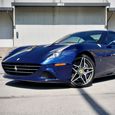 Une Ferrari California T bleue protégée par la pellicule de protection de peinture Platinum de LLumar 