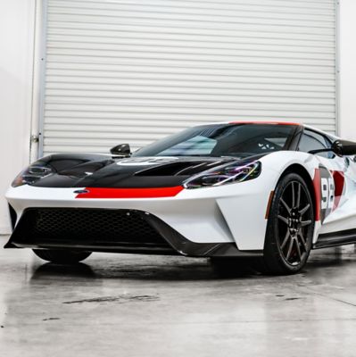 Ford GT Heritage Edition, avec des éléments graphiques rétro rouges, blancs et noirs entièrement recouverte avec la PPP Reaction de SunTek par Bespoke 