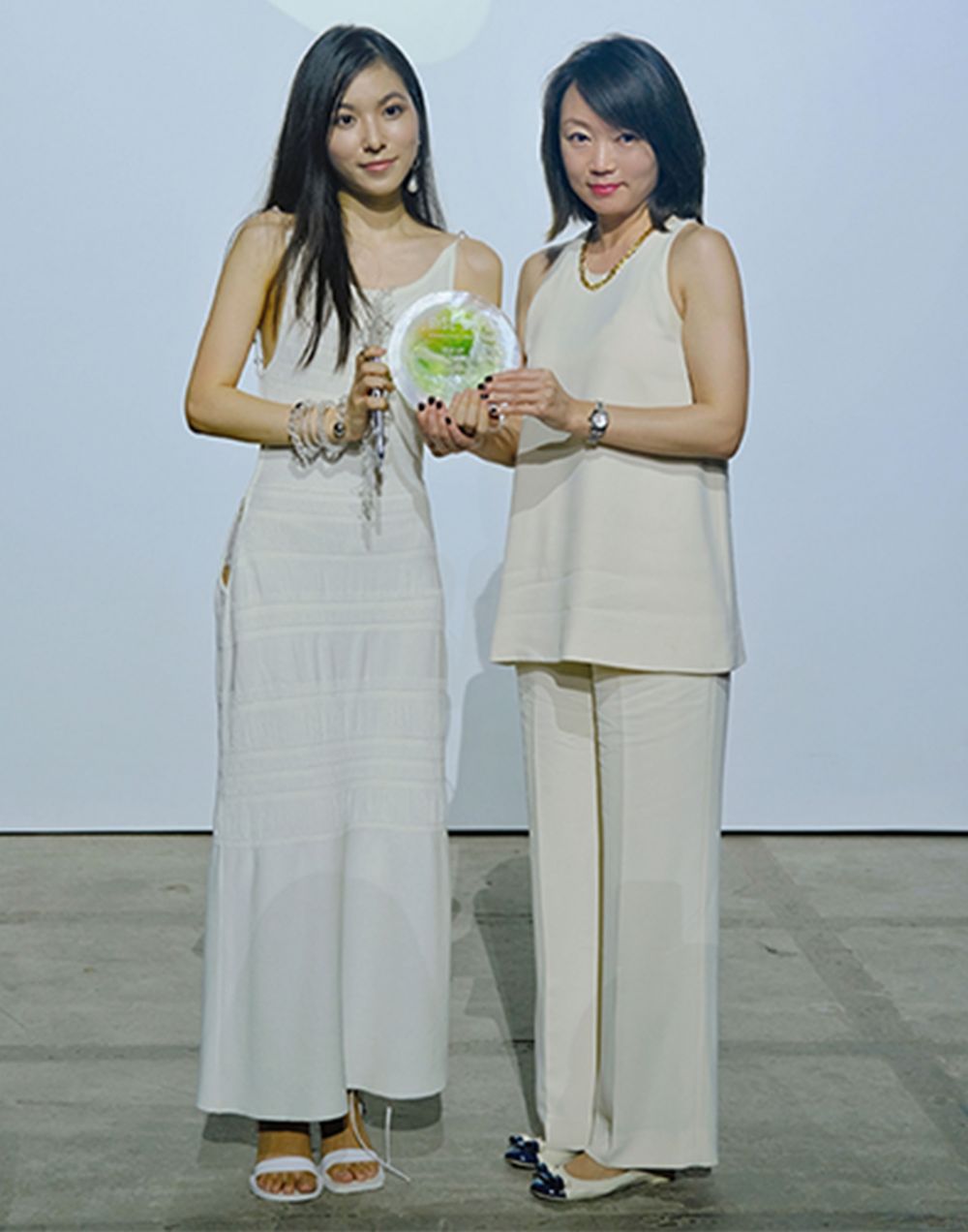 Jinjing Lin with award 