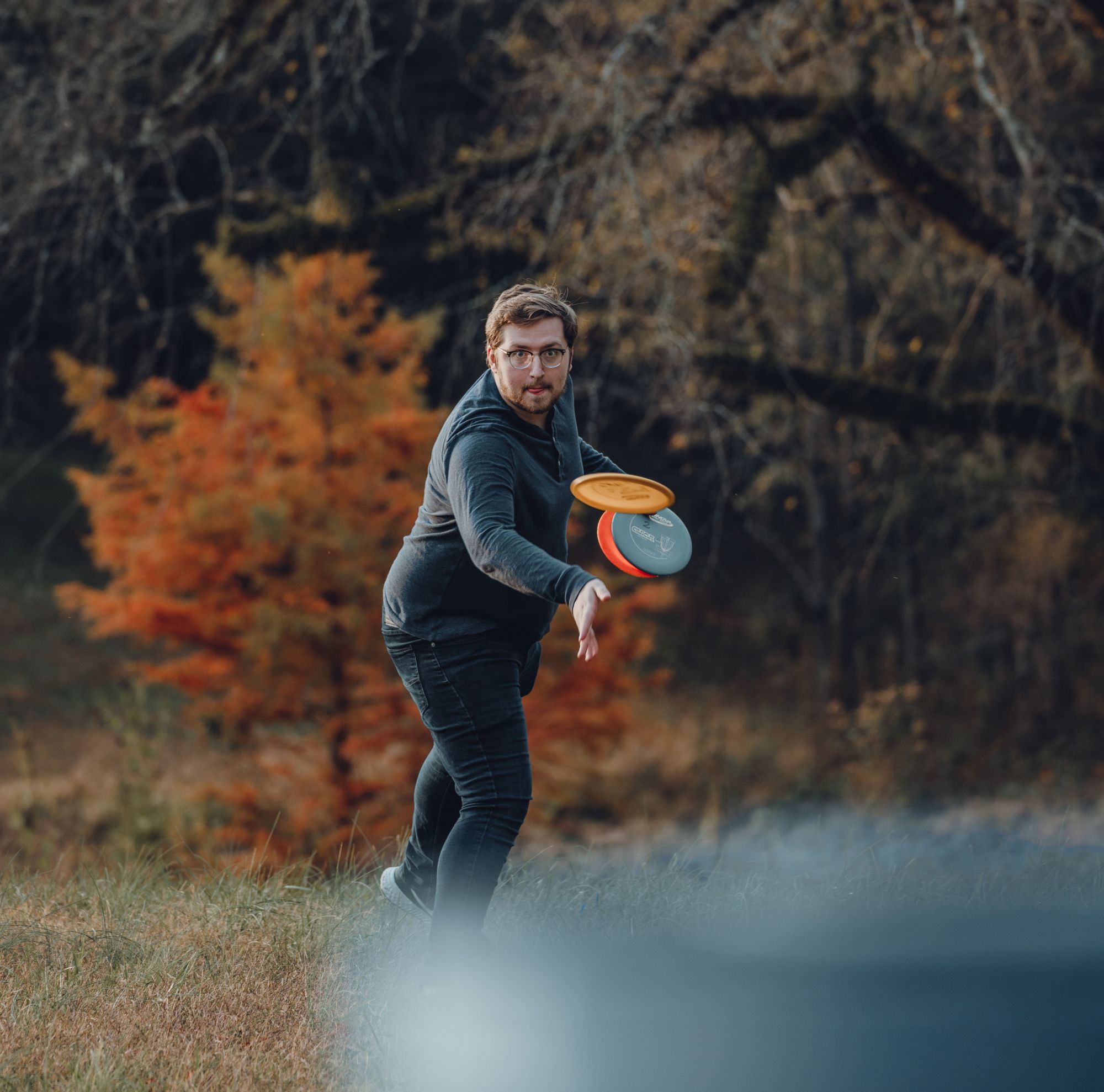 Man playing disc golf 