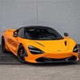 Une McLaren 720 orange avec pellicule pour fenêtres LLumar ATC qui offre une protection contre les rayons UV et une apparence de qualité supérieure 