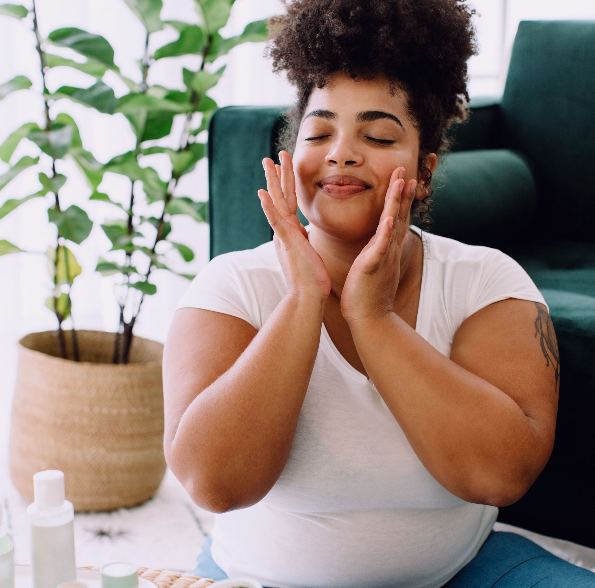 Femme appliquant une crème pour le visage 