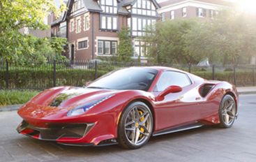Ferrari rouge protégée par la pellicule de protection de peinture