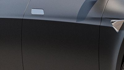 Película protectora envolvente Satin Black de LLumar® en la puerta delantera de un auto