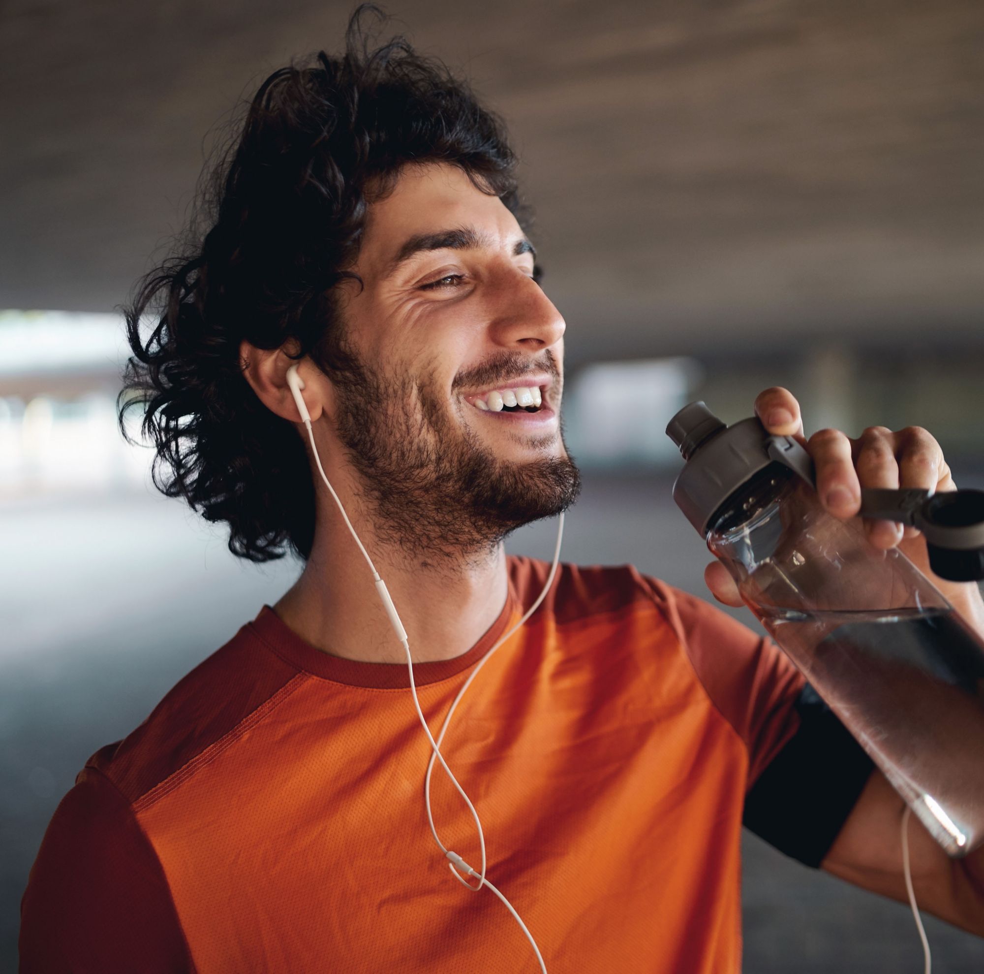 Eau potable du canal à partir d’une bouteille réutilisable. 