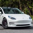 LLumar FormulaOne Pinnacle Ceramic Fensterfolie schützt das weiße Tesla Model 3 vor Sonnenhitze, Blendung auf der Straße und UV-Strahlung 