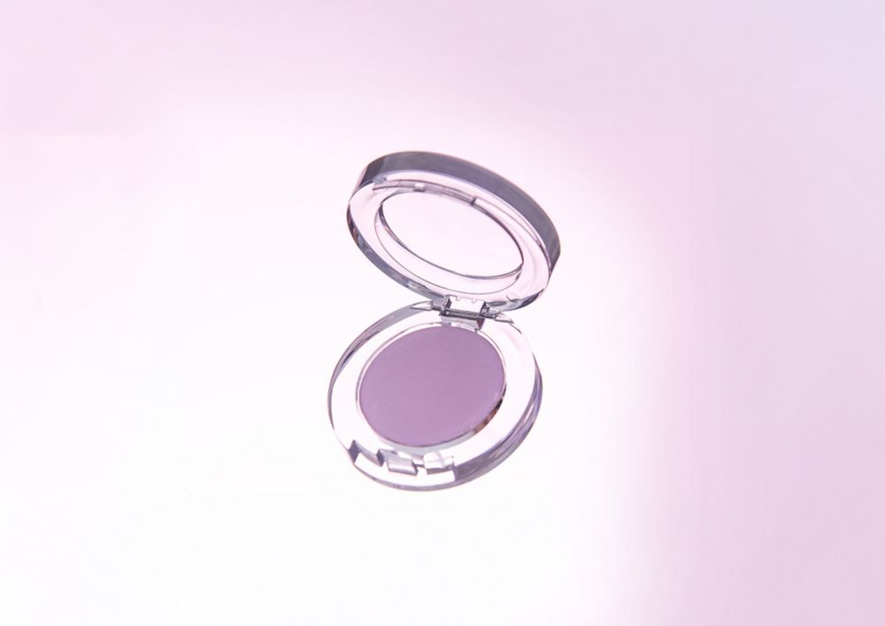 Purple eye shadow in a clear compact case made with Eastman Cristal One Renew IM812 resin. 