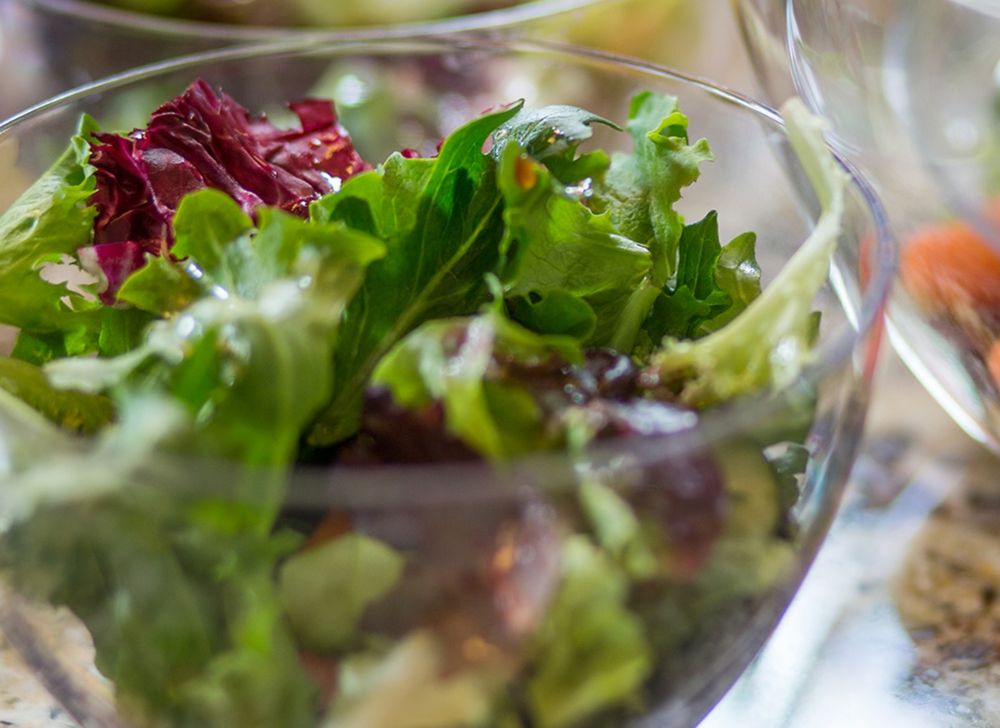 A salad in a clear, glass-like bowl made from Tritan. 