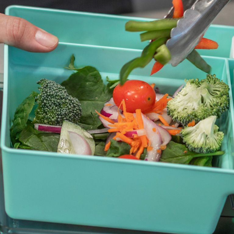 Salade placée dans une gamelle en Tritan Renew 