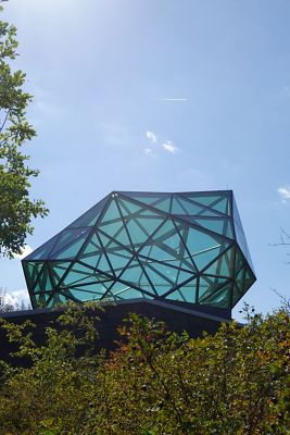 Glass rock made with Saflex FlySafe 3D PVB interlayers in 9-mm shiny sequin